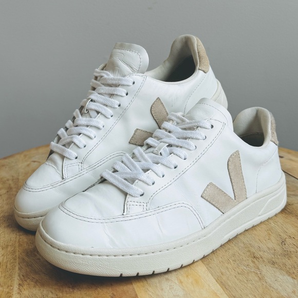 Veja V12 Sneakers Women Size 9 White Beige Learher Lace Up Shoes - Picture 2 of 13